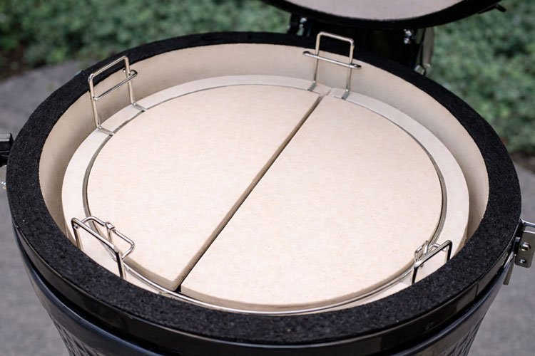 Deflector completo en kamado con dos medias lunas juntas para cocción indirecta uniforme