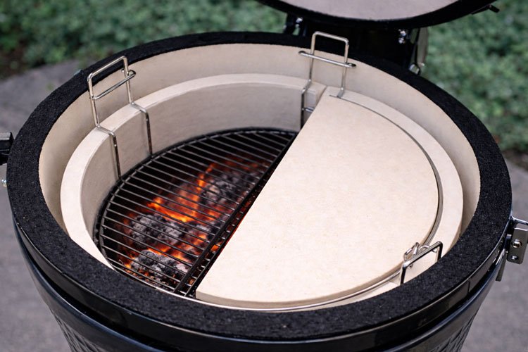 Deflector en media luna en kamado creando zona de calor directo e indirecto al mismo tiempo