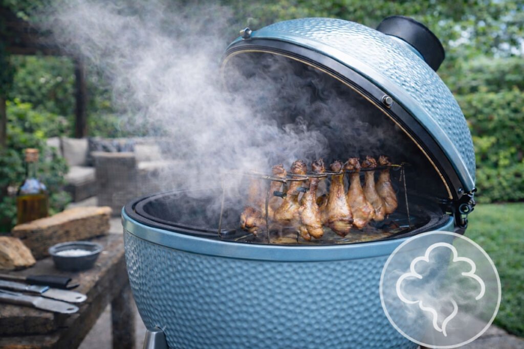 Ahumado en kamado con humo envolvente y cocción lenta en jardín