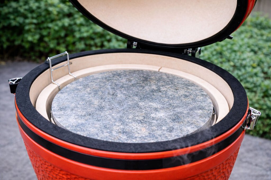 Piedra esteatita en kamado para cocción suave y calor uniforme