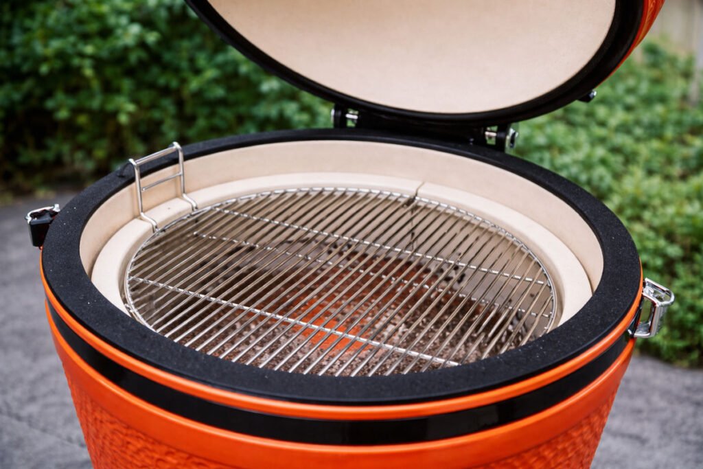 Rejilla de acero inoxidable en kamado para cocción versátil y parrilla directa