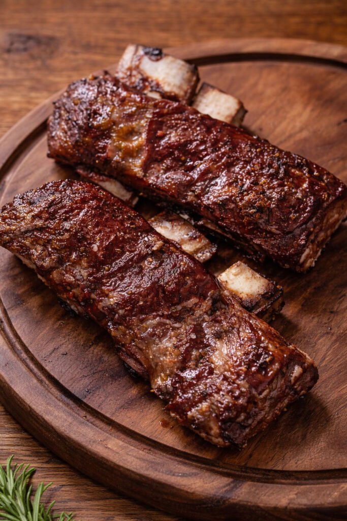 Costillas de ternera cocinadas lentamente en kamado antes de servir