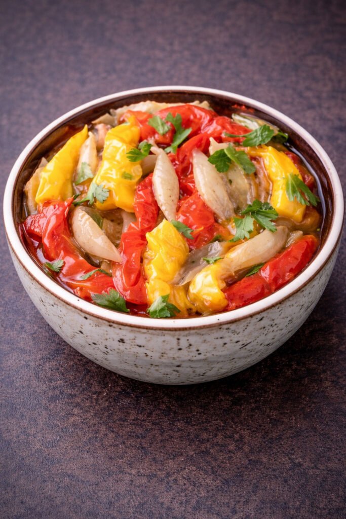 Escavilada de verduras asadas lista para acompañar los calamares rellenos