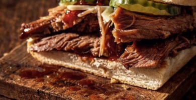 Sándwich de panceta de cerdo ahumado con pan crujiente sobre tabla de madera