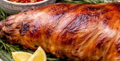 Lechón a las brasas en kamado con piel crujiente y salsa criolla de rocoto