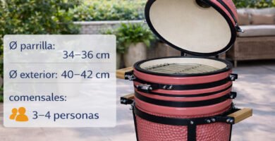 Kamado 15 pulgadas abierto en terraza de jardín con medidas de parrilla y exterior, ideal para 3–4 personas